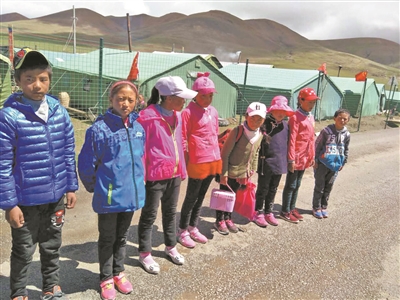 8月18日一早,普玛江塘乡完小的学生们准备乘车搬到新学校。罗布次仁 摄.jpg